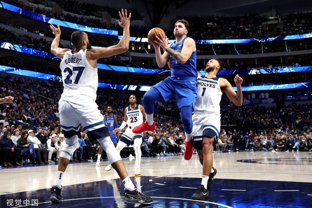 篮球比赛中 篮球比赛中